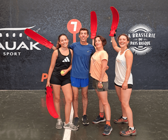 Alt text : Initiation pelote basque Jai Alai Biarritz