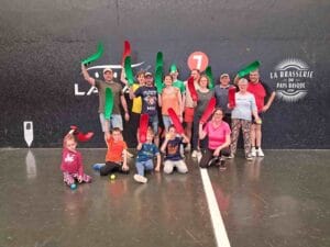 Initiation pelote basque famille enfants Pays Basque